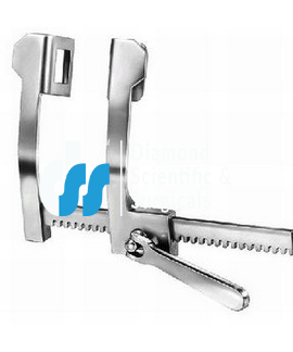 Four blade retractor